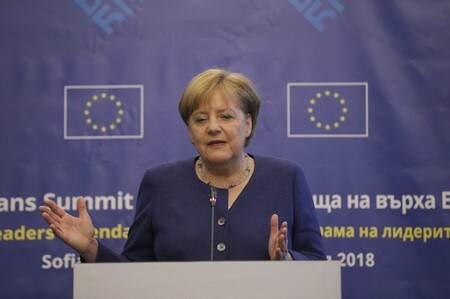 　５月１９日、ドイツのメルケル首相は２４─２５日に予定する中国訪問について、相互の市場アクセスや知的財産権保護など貿易問題について協議するとの方針を明らかにした。写真はブルガリアのソフィアで会見する同首相。17日撮影（2018年　ロイター／Stoyan Nenov）