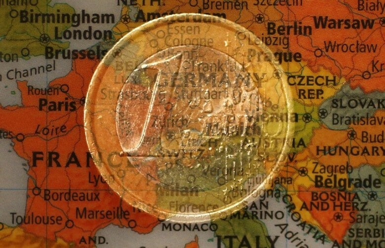 ５月２８日、イタリアで前週末、ユーロ懐疑派の連立政権樹立の試みがついえ去ったことで、単一通貨ユーロは窮地を脱したかに見えた。写真は２０１３年１月撮影（２０１８年　ロイター/Kai Pfaffenbach）