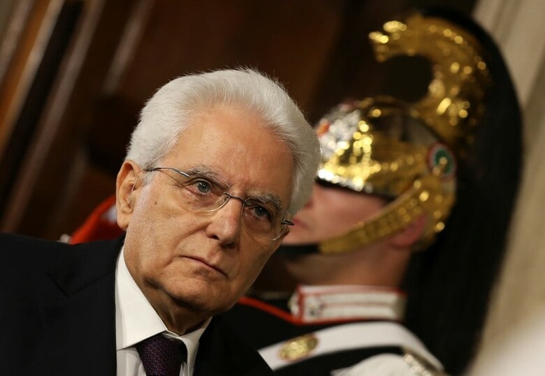 ５月２９日、イタリア暫定首相に指名されたカルロ・コッタレッリ氏が暫定内閣の組閣でさえ主要政党の支持を取り付けられない中、早ければ７月２９日にも再選挙が実施される可能性が出てきた。写真は、マッタレッラ大統領。ローマで２７日撮影（２０１８年　ロイター/Alessandro Bianchi）
