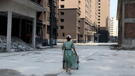 ６月１２日、米ゴールドマン・サックスのアナリストは中国の不動産セクターについて、何年にもわたって「持続的な弱さ」に悩まされ、同国の経済成長の足かせになるとの見方を示した。写真は中国の広西チワン族自治区桂林市の集合住宅建設現場で２０２２年９月に撮影。ロイターＴＶの動画より（２０２３年　ロイター）