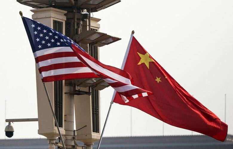 写真は米中両国の国旗。2026年5月13日、北京の天安門広場で撮影。REUTERS/Maxim Shemetov
