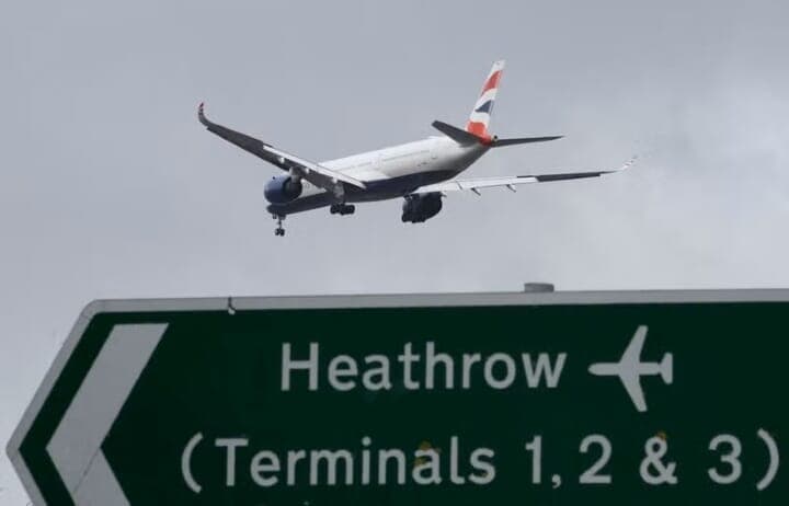英ロンドンのヒースロー空港は２１日、近くの変電所で発生した大規模火災により電力供給が停止したことを受け、終日閉鎖すると発表した。写真は１月に同空港で撮影（２０２５年　ロイター／Toby Melville）