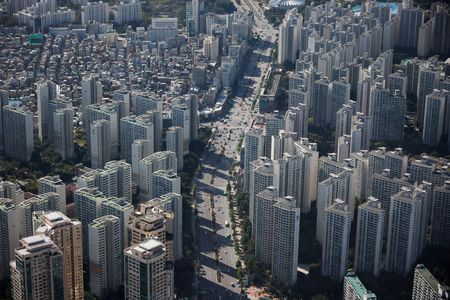 　５月１６日　韓国の尹錫悦大統領は１６日、前政権下で導入された「反市場的な」政策を迅速に修正した結果、住宅市場は安定しつつあるとの見解を示した。写真は２０２０年１０月、ソウルで撮影（２０２３年　ロイター／Kim Hong-Ji）