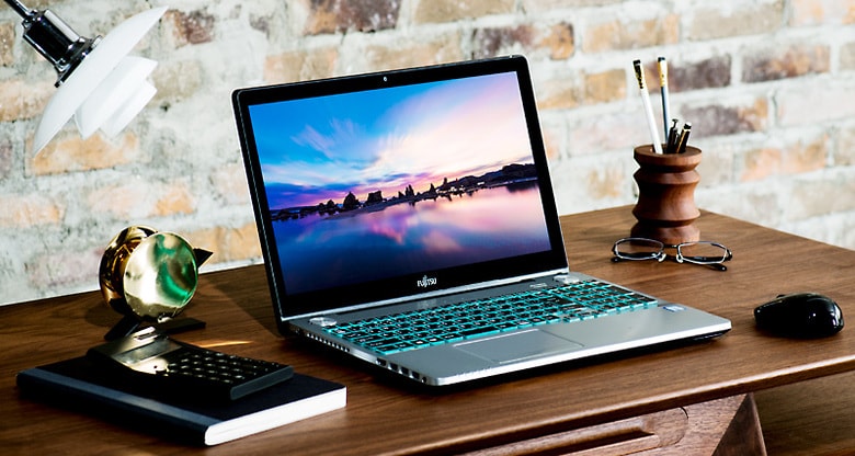 ペンポット ¥3,456、Beyond Object テープカッター ¥21,762、プラスマイナスゼロ 電卓 ¥2,160、 SULEK ノート ¥4,536（ 以上、リビング・モティー フ 203・3587・2463）／デスク クレール120 ¥507,600（IDC大塚家具 Tel 03・5530・5555）