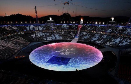 　２月２７日、国の聯合ニュースは、北朝鮮が３月に開幕する平昌冬季パラリンピックへの選手団派遣を計画していると報じた。平昌オリンピックの閉会式の様子。２５日撮影（２０１８年　ロイター/Christian Hartmann）