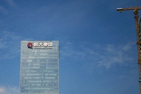 ３月２３日、中国の不動産大手、中国恒大集団の電気自動車（ＥＶ）子会社、中国恒大新能源汽車集団（恒大汽車）は、新たな資金を調達できなければＥＶの生産停止に追い込まれる可能性があると表明した。写真は中国広東省深センの恒大集団本社。２０２１年９月撮影（２０２３年　ロイター/Aly Song）