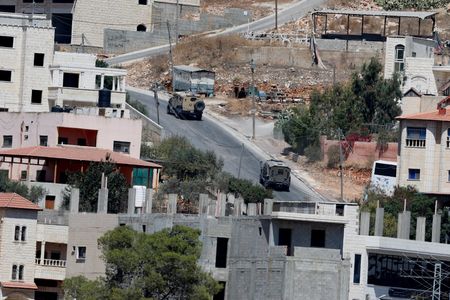 パレスチナ赤新月社によると、ヨルダン川西岸の都市トゥバスで１１日、イスラエル軍の空爆で少なくとも５人が死亡した。トゥバスで１１日撮影。（2024年　ロイター/Raneen Sawafta）