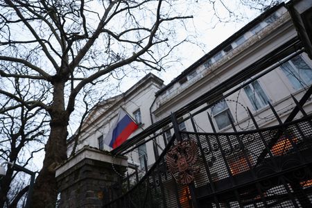 ロシアのショイグ国防相は２０日、ロシア軍の攻勢でウクライナ軍が後退しているとし、ロシアは年末までに２つの軍と３０の編隊を新設することで増強すると表明した。写真はロシア国旗。２月撮影（２０２４年　ロイター/Peter Nicholls）