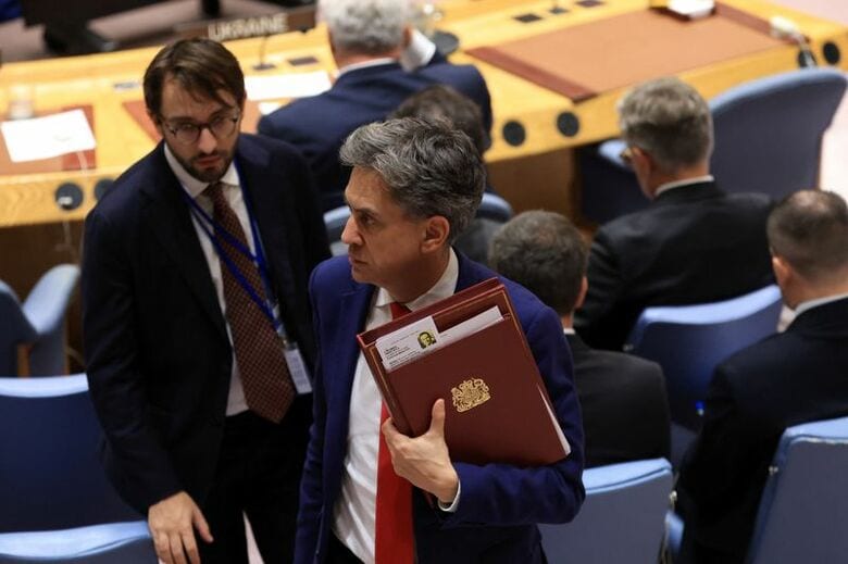 ウクライナに関する国連安全保障理事会の会合から退席する英国のミリバンド外相。9月23日、米ニューヨークの国連本部で撮影。REUTERS/Brendan McDermid