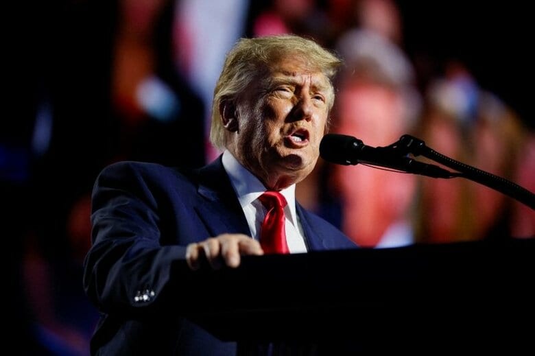 １０日、米テキサス州ダラスで開催された共和党中間選挙大会で演説を行うトランプ大統領。REUTERS/Evan Vucci