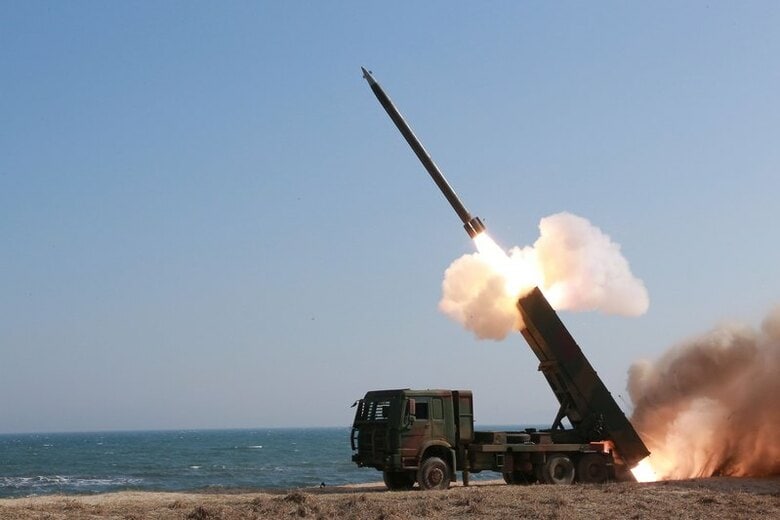 ４月１日、韓国軍によると、北朝鮮は、朝鮮半島の東側の東海（日本海）に向けてミサイルを発射したもよう。国営の朝鮮中央通信社（ＫＣＮＡ）提供（２０１６年　ロイター）