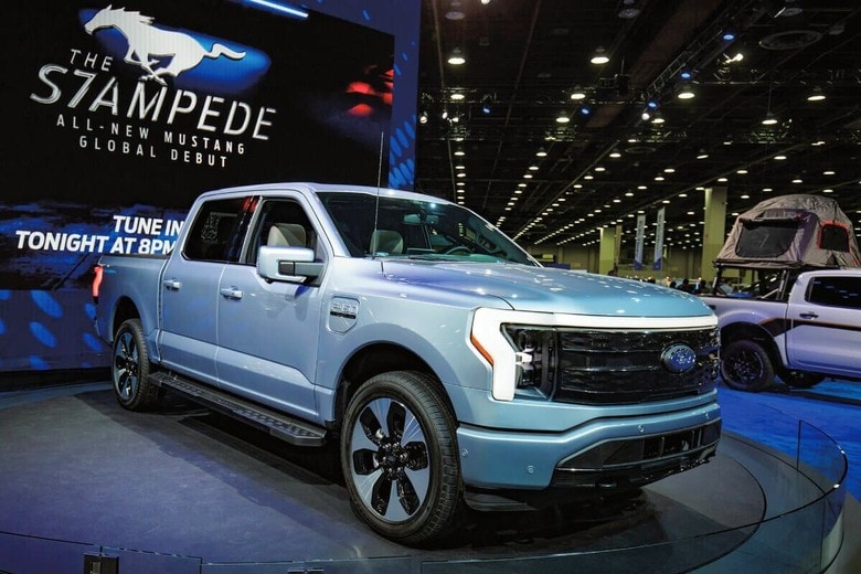 北米国際自動車ショーでお披露目されたフォードのEVピックアップトラック「F-150ライトニング」（2022年9月、ミシガン州デトロイト）　BILL PUGLIANO/GETTY IMAGES