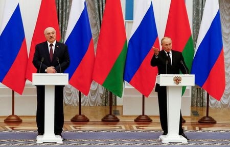 　ロシアとベラルーシは９日首脳会談を行い、石油とガスの統一市場設立と経済統合の強化で合意した。会談後、会見に臨む両首脳。モスクワで撮影（２０２１年　ロイター/Shamil Zhumatov）