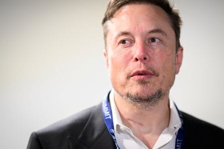 米企業家イーロン・マスク氏は１８日、自身が所有するＸ（旧ツイッター）をメディア監視団体「メディア・マターズ・フォー・アメリカ」が攻撃したとして、同団体を提訴するとＸに投稿した。写真は英国ブレッチリーのAI安全サミットで報道陣と話すマスク氏で１日撮影（２０２３年　ロイター／Leon Neal）