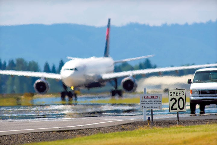高温下では大気の密度が下がり、翼に十分な揚力を受けられなくなる　4Kodiak-iStock./GETTY IMAGES PLUS