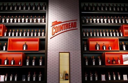 　フランスの酒類メーカー、レミー・コアントローが２４日発表した９月中間決算は、営業利益がオーガニックベースで２７．２％増と、予想を上回った。写真はアンジェ近郊で２０１９年２月撮影（２０２２年　ロイター／Stephane Mahe）