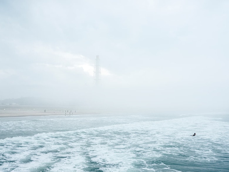 北泉海水浴場（南相馬市、20年）。沿岸に吹き付ける冷たく湿った風「やませ」がもたらす霧の合間に、東北電力原町火力発電所がかすかに浮かぶ