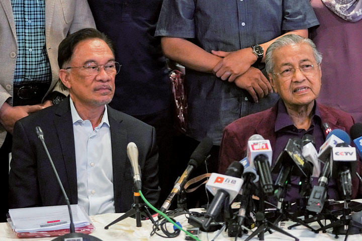 アンワル（左）がマハティール（右）の後継者と目されていたが……　AP/AFLO