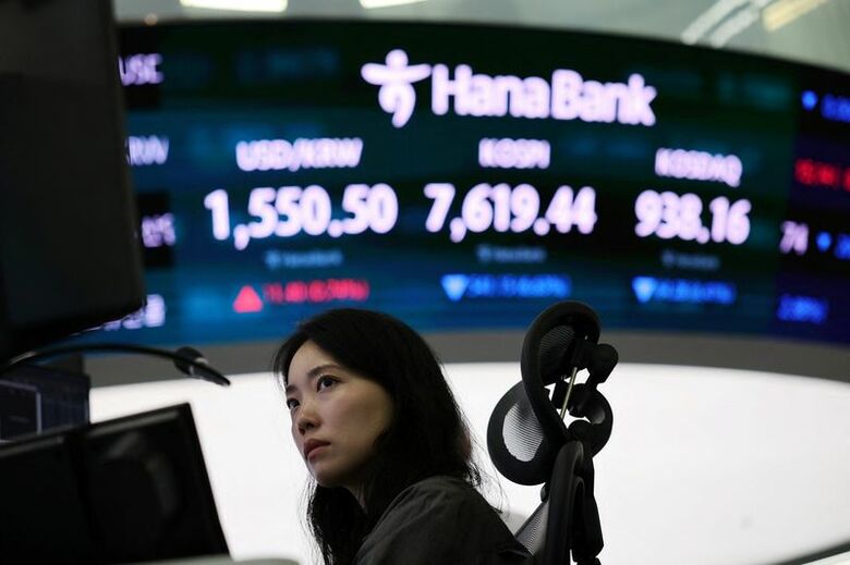 ソウルの銀行のディーリングルーム。6月8日撮影。REUTERS/Kim Hong-Ji