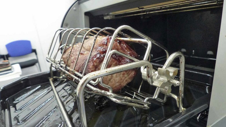 塊肉を回転させながらゆっくりと焼き上げる。国内にはこれまでなかった商品だ（記者撮影）