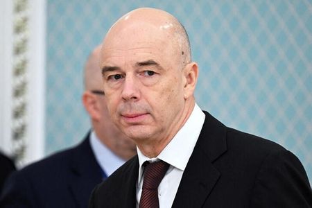 １２月２１日、ロシアのシルアノフ財務相（写真）は、一部の大手国営企業について、政府が経営権を維持したたまま、出資比率を下げる可能性があると表明、民営化の対象となる可能性がある約３０社のリストを作成したことを明らかにした。カザフスタンの首都アスタナで１１月撮影。提供写真（２０２３年　ロイター／Sputnik/Pavel Bednyakov/Pool via REUTERS）
