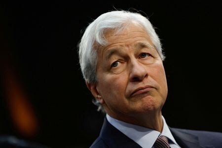 中国の丁薛祥副首相は２１日、 世界経済フォーラムの年次総会（ダボス会議）の合間に開かれた非公式の昼食会で、米金融大手ＪＰモルガン・チェースのジェイミー・ダイモン（ＣＥＯ）ら世界の金融・ビジネス界の首脳と会談した。写真は２０２３年１２月撮影のダイモンＣＥＯ（２０２５年　ロイター/Evelyn Hockstein）