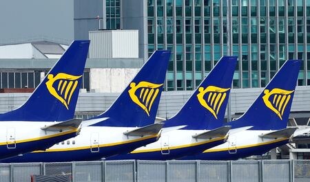 ７月２４日、アイルランドの格安航空大手ライアンエアーが２４日発表した４─６月期決算は、利益が新型コロナウイルス流行前の水準を上回った。写真は２０２０年５月、ダブリン空港に駐機中のライアンエアー機（２０２３年　ロイター/Jason Cairnduff）