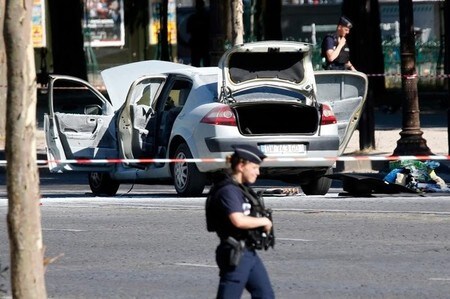 　６月１９日、パリ中心部のシャンゼリゼ通りで１９日、爆発物を搭載した乗用車が警察の車両に突っ込む事件が発生した。乗用車を運転していた男は死亡したが、他のけが人は出ていない。写真は１９日撮影（２０１７年　ロイター／Charles Platiau）