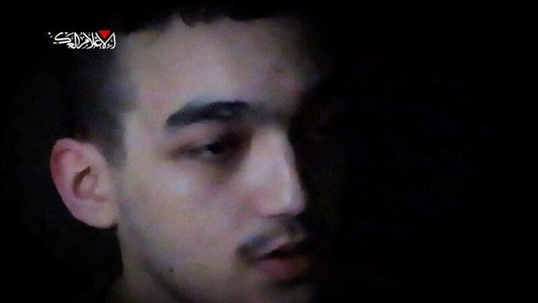 イスラム組織「ハマス」は１１月３０日、イスラエル系米国人男性の人質を撮影した動画を公開した。人質男性は「エダン・アレクサンダー（２０）」と名乗り、トランプ米次期大統領に対して人質解放を働きかけるように嘆願している。１１月３０日にHamas Military Wingが公表した動画から取得（２０２４年　ロイター）