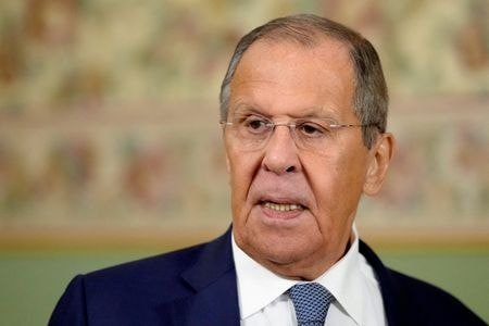 ロシアのラブロフ外相（写真）は２６日、北朝鮮が核兵器を防衛の基盤にするという論理を理解しているとし、ロシアは「北朝鮮の非核化」という概念は「時代遅れ」とみなしていると述べた。１６日撮影（２０２４年　ロイター/Alexander Zemlianichenko/Pool via REUTERS）
