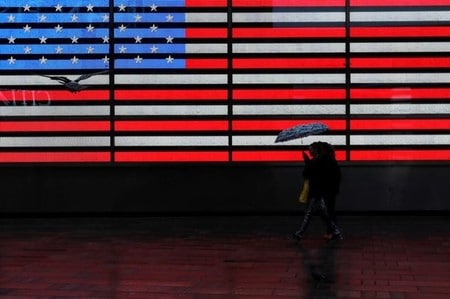 　４月３日、米国土安全保障省は、専門性の高い外国人労働者に発給する一時就労ビザ「Ｈ─１Ｂ」の不正使用を防ぐための対策を発表した。写真はニューヨークで３月撮影（２０１６年　ロイター/Shannon Stapleton）