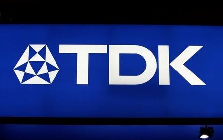 　ＴＤＫは３０日、２０２１年３月期の連結営業利益（米国会計基準）予想を前年比１２．４％増の１１００億円に上方修正した。写真は同社のロゴ、２０１６年１０月撮影（２０２０年　ロイター／Toru Hanai）