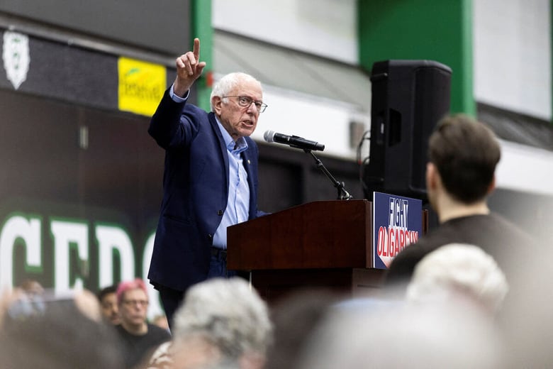 労働者の味方が帰ってきた（ウィスコンシン州ケノーシャの集会で気炎を揚げるサンダース