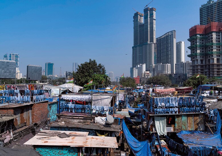 世界中で富の集中が進み、格差が広がっている（インドのムンバイ）　ERIC LAFFORGUEｰHANS LUCASｰREUTERS