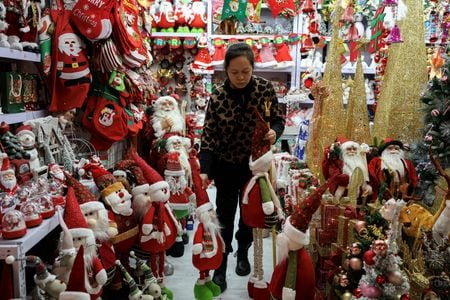 １２月２５日、  クリスマスを迎えた中国。上海や重慶といった大都市ではモール（大型商業施設）でイルミネーションやギフトボックスで飾られた巨大なクリスマスツリーが買い物客を出迎え、ムードを高めているが、地方都市では、状況が異なる。写真は、クリスマスグッズを扱う北京の商店。１４日撮影（２０２３年　ロイター/Tingshu Wang）