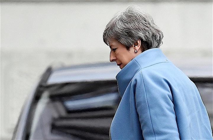 英ＢＢＣニュースの政治担当エディターは同日遅く、ツイッターへの投稿で、メイ首相は２０日に欧州連合（ＥＵ）のトゥスク大統領に書簡を送り、今月２９日に設定されているＥＵ離脱期日の延期を求める見通しだと報じた。ロンドンで１８日撮影（２０１９年　ロイター／Toby Melville）