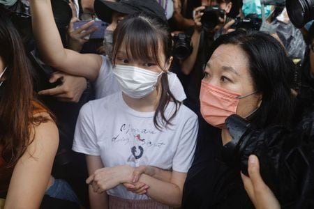 　１２日、２０１９年の香港における反政府デモを巡る無許可集会に関連した罪で禁錮１０月の実刑判決を受け服役していた民主活動家、周庭（アグネス・チョウ）氏（２４）が、出所した。１２日、香港で撮影（２０２１年　ロイター/Tyrone Siu）