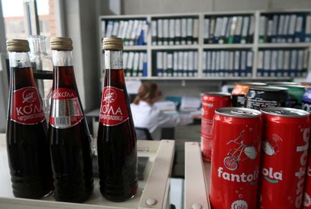 　ロシアのウクライナ侵攻を受けてコカ・コーラやマクドナルドなど西側の有名企業が続々とロシアから撤退したが、同国ではその後コピー商品や無許可輸入が横行しており、企業は長年にわたる法廷闘争に直面している。写真はロシアの飲料企業チェルノゴロフカのソフトドリンク。モスクワ州チェルノゴロフカで７月２８日撮影（２０２２年　ロイター/Alexander Reshetnikov）