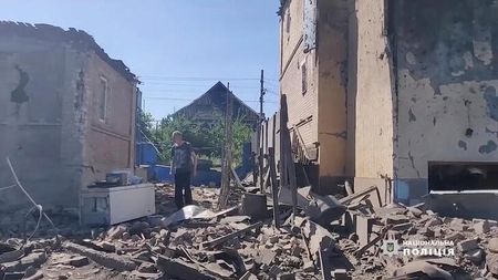 　７月４日、ウクライナ東部ルガンスク州のガイダイ知事は、ロシア軍は同州を掌握した後、隣接するドネツク州の完全制圧に焦点を移すだろうと述べた。画像はドネツク州バフムトでがれきの中を歩く人。ソーシャルメディアに掲載された動画から。提供画像（２０２２年　ロイター／National Police of Ukraine）