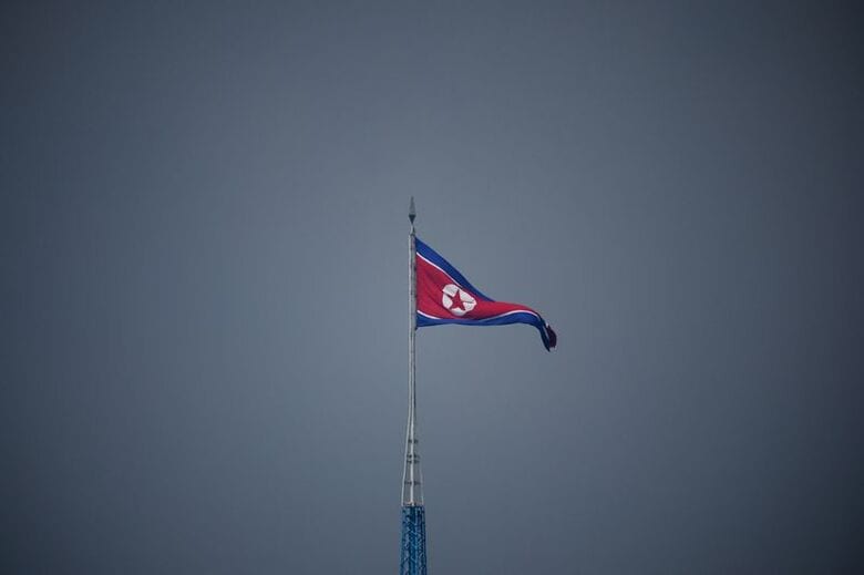 北朝鮮の国旗。韓国の板門店付近で２０２２年７月、代表撮影。REUTERS
