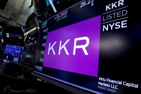 米プライベートエクイティ（ＰＥ）大手ＫＫＲは、パラマウント・グローバルから出版大手サイモン・アンド・シュスターを１６億５０００万ドルで買収するため協議している。関係筋が明らかにした。ＮＹ証取で２０１８年８月撮影（２０２３年　ロイター/Brendan McDermid）