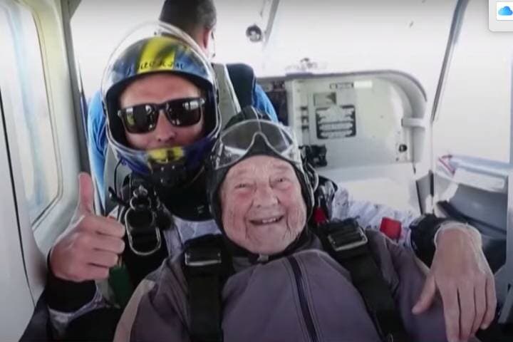 ギネス更新となるジャンプ直前のラーションさん（手前）　YouTube/euronews