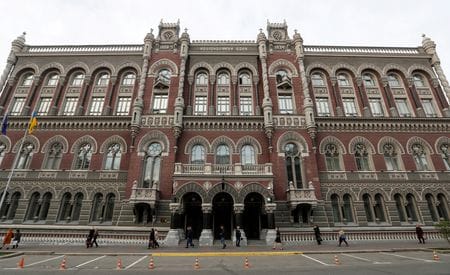 １２月８日、  ウクライナ国立銀行（中央銀行）は主要政策金利を２５％に据え置いた。キーウの同銀前で２０１９年４月撮影（２０２２年　ロイター/Valentyn Ogirenko）