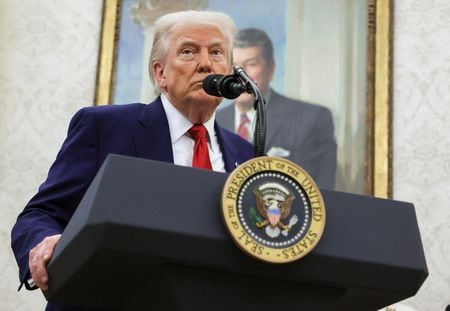 トランプ米大統領は２８日、ロシアによる連日のウクライナ爆撃に失望を表明し、プーチン大統領がウクライナとの停戦交渉を意図的に遅らせている可能性があると述べた。（２０２５年　ロイター/Leah Millis）