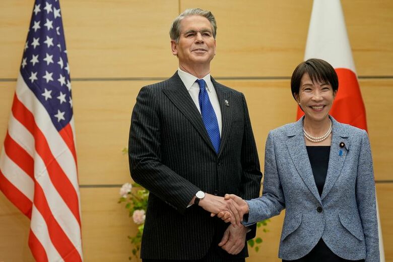 ５月１２日、首相官邸で高市首相と握手するベセント米財務長官。代表撮影。 REUTERS