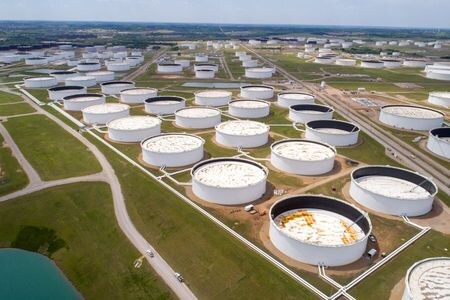 米国時間の原油先物は数年ぶりの高値を付けた。２０２０年４月撮影（２０２１年　ロイター/Drone Base）