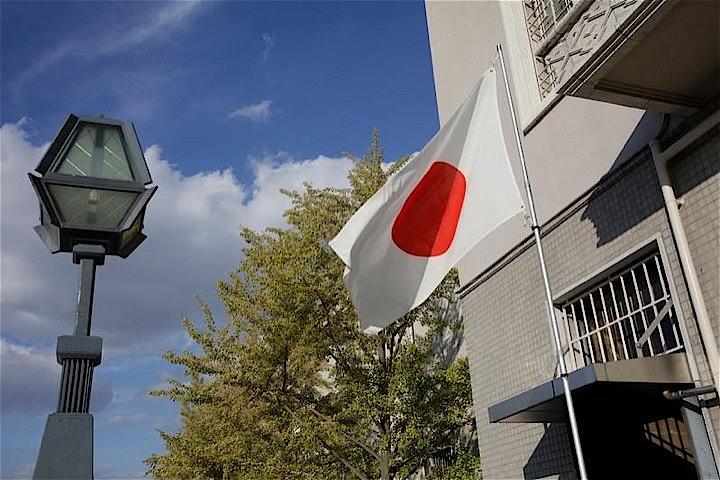 今年７月の参院選の前哨戦とされた統一地方選は、唯一の与野党対決型だった北海道知事選で与党系候補が快勝したほか、大阪府知事選と大阪市長選では大阪維新の会がともに勝利した。大阪で昨年１０月撮影（２０１９年　ロイター／Thomas White）