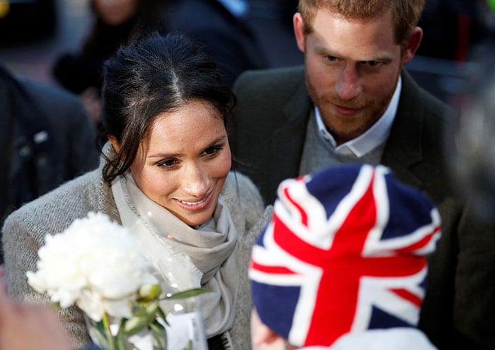 1月9日、ファンに挨拶するヘンリー英王子と婚約者のメーガン・マークル　Peter Nicholls-REUTERS