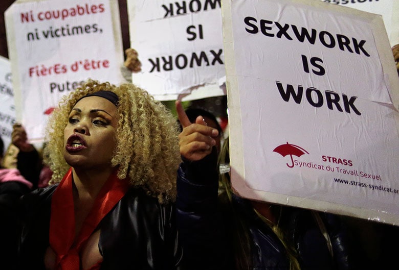 性労働者からは客側を処罰する法案への反対もある（写真は13年の抗議デモ）　Jacky Naegelen-REUTERS