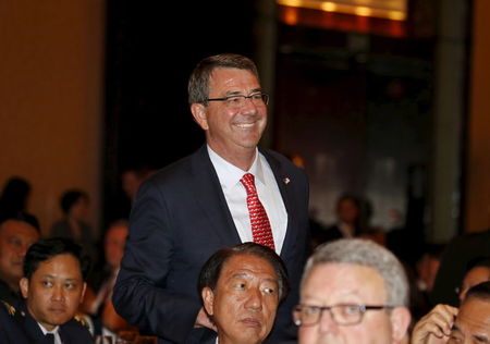 ５月30日、シンガポールで行われているアジア安全保障会議で、日米豪が共同声明を発表し、中国の埋め立てを非難。写真は同会議に出席するためにシンガポールを訪れたカーター国防長官、２９日に撮影（２０１５年　ロイター／Edgar Su ）